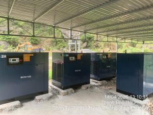 Bộ 4 máy nén khí Bk30-10G đã vào vị trí sẵn sàng làm việc