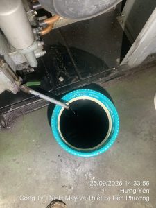Dầu xả ra đã bẩn và đen