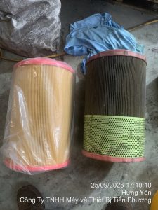 Lọc khí cũ đã bám kín bụi bẩn và đen, không còn tác dụng lọc. chúng tôi đã thay mới